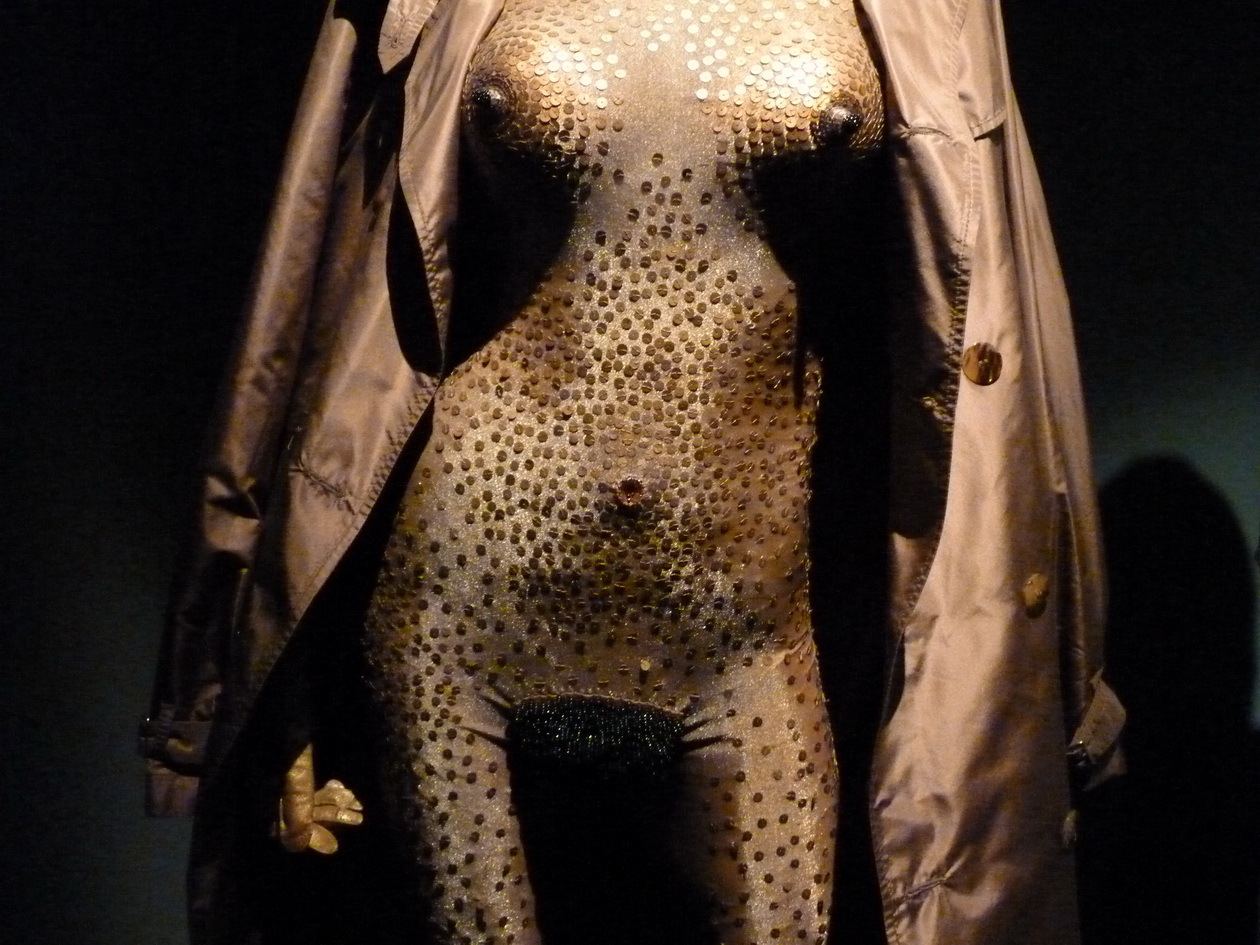 035Combinaison integrale en tulle elastique brodee de sequins trench en taffetas 1993