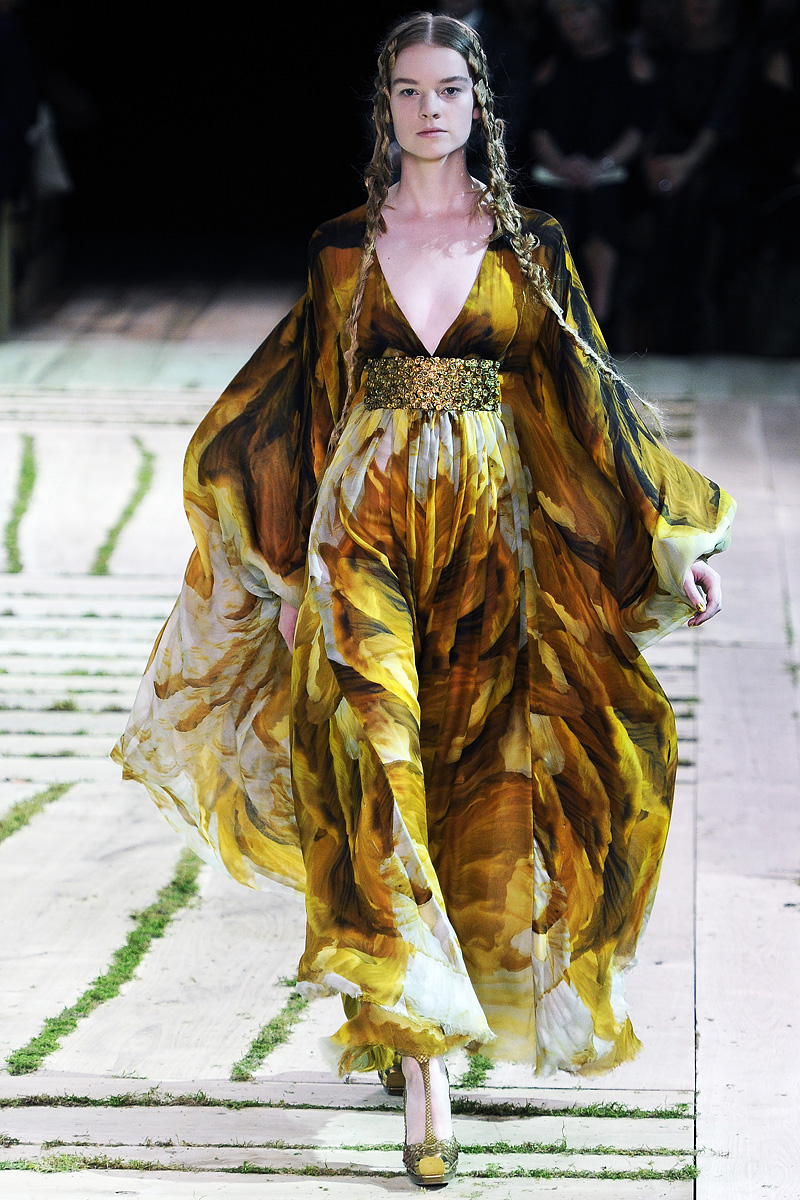 002 alexander-mcqueen-spring-2011-11