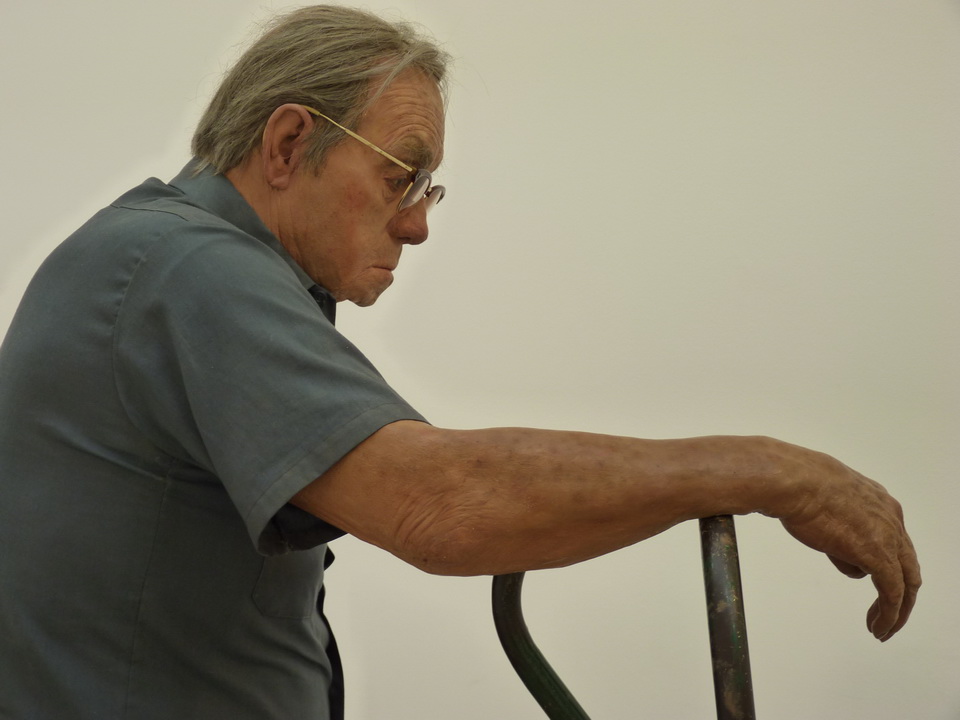 040 Duane Hanson man with hand cart 1975 polyester resin and fibreglass polychromed in oil .mixed media with accessories