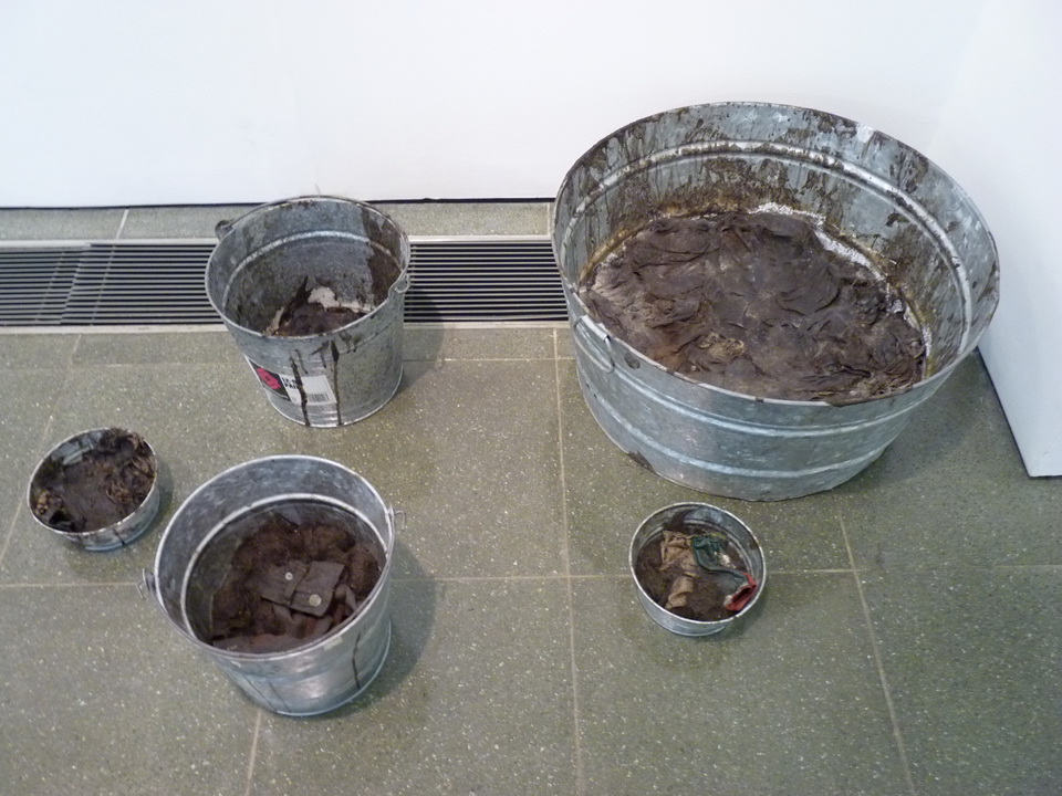P1460126 Jimmie Durhan b1940 usa dirt.human hair. synthetic fiber and vegetable fiber in steel bucket-2 1995