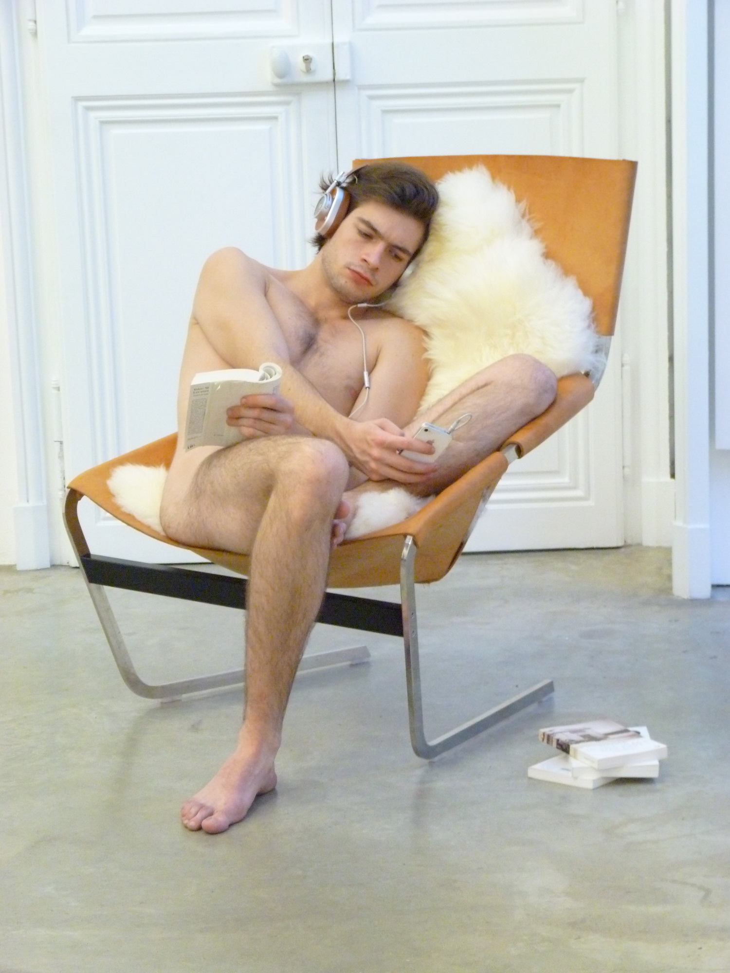 031-2 Elmgreen & Dragset untitled -home is the place you lefr 2008 fauteuil P.Paulin F44 73x97x82cm photo P.Paulin F44 110x80cm