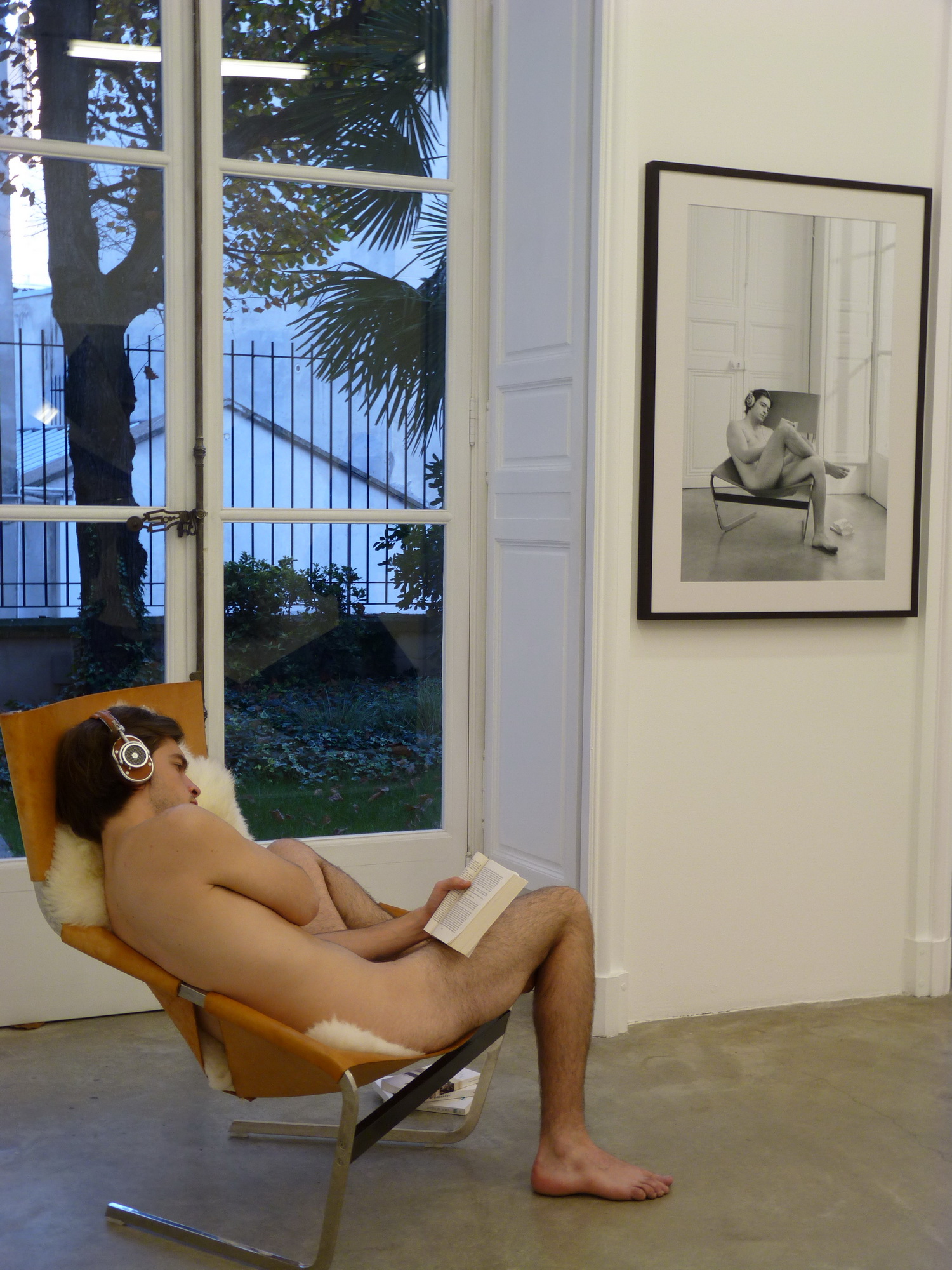 031 Elmgreen & Dragset untitled -home is the place you lefr 2008 fauteuil P.Paulin F44 73x97x82cm photo P.Paulin F44 110x80cm