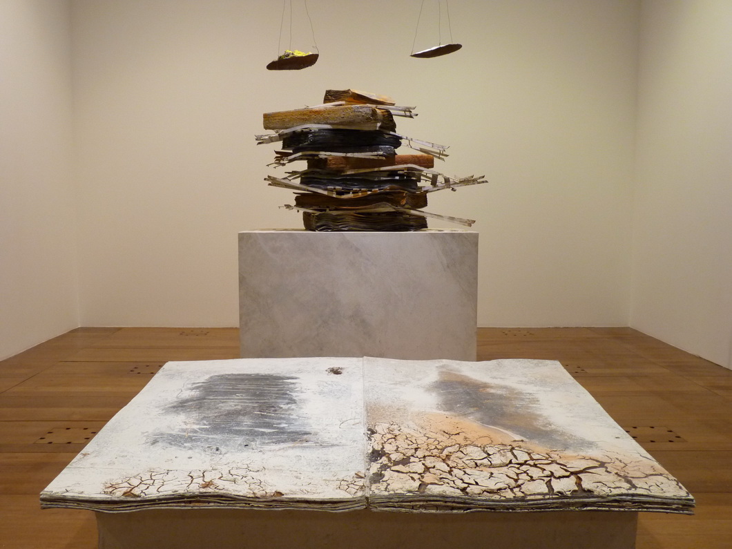 009 Anselm Kiefer 後 nigredo 1998 前-ton age et mon age et l age du monde 2005 acrylique argille et fusain sur photoss noir et blanc