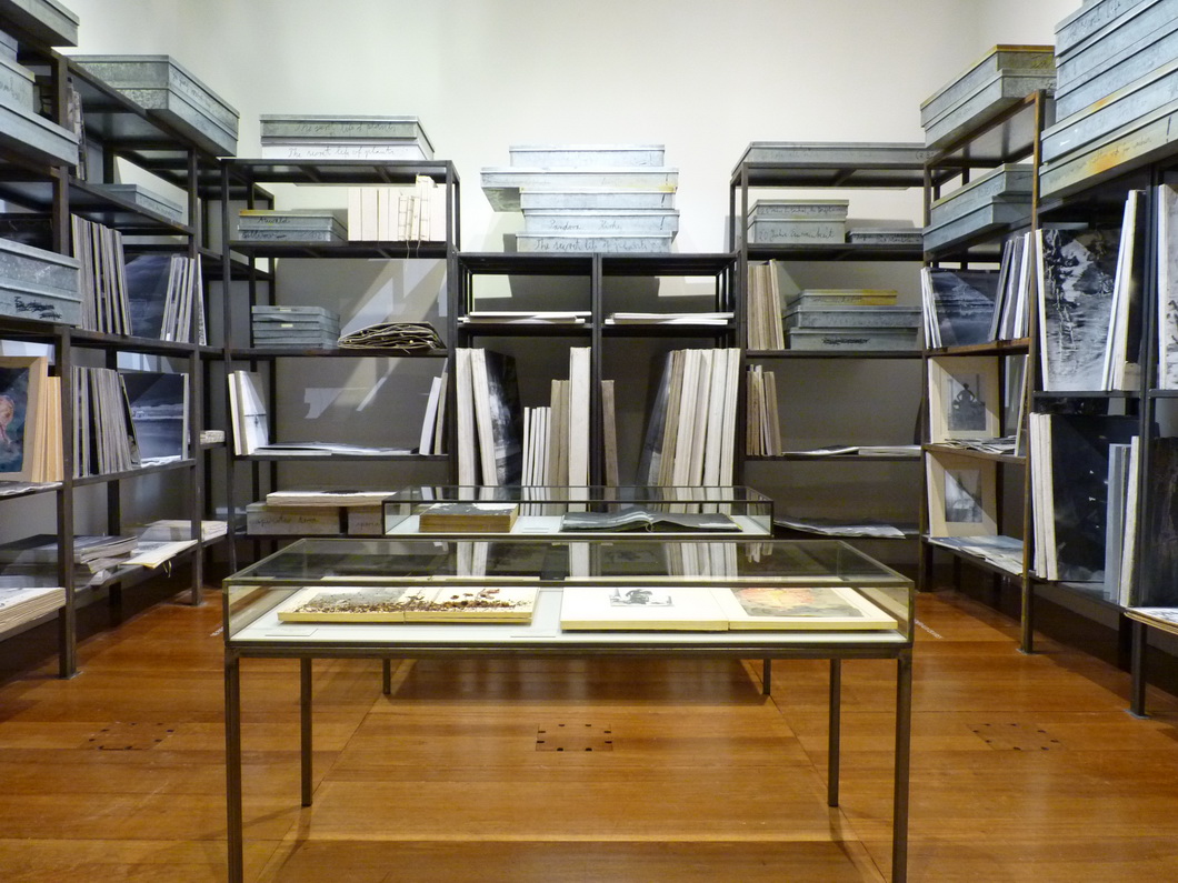 007-5 Anselm Kiefer bibliotheque de livres d artiste Anselm Kiefer 2015 installation etageres et boites metalliques livres