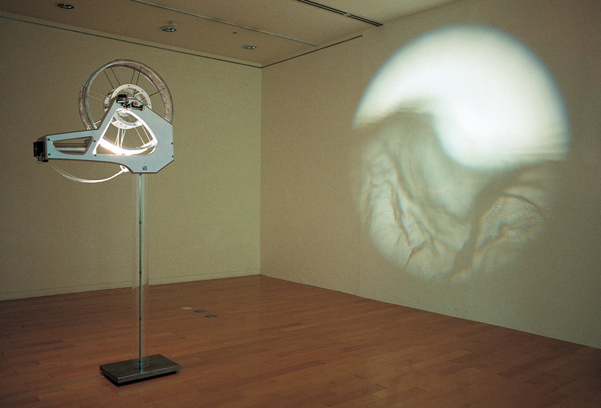 002 「鐵絲網  II」系列2003  鐵絲網-投影 空間裝置