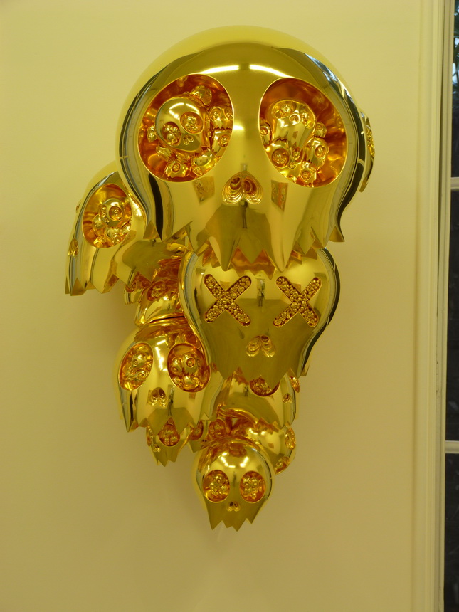 p1560306-2-takashi-murakemi-b1962-dragon-heads-gold-130-8x84x84-2cm-2015-feuille-d-or-sur-fibre-de-carbone-et-fibre-de-verre