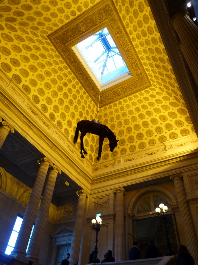 p1570638-4-maurizio-cattelan-novecento-196x192x55cm-1997-cheval-naturalise-sellerie-en-cuir-corde-poulie
