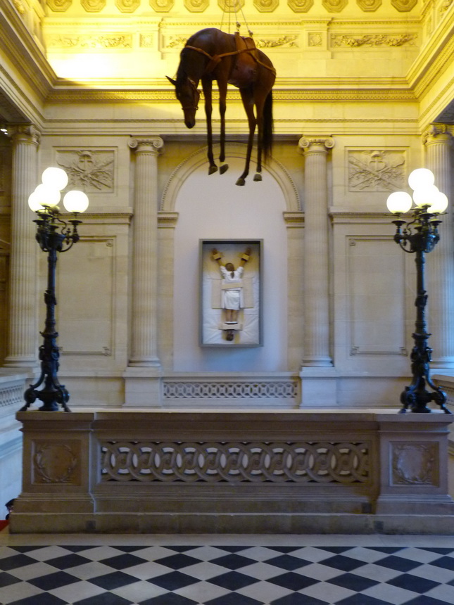 p1570644-2-4-maurizio-cattelan-novecento-196x192x55cm-1997-cheval-naturalise-sellerie-en-cuir-corde-poulie