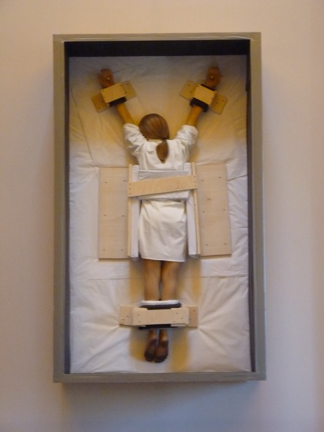 p1570646-maurizio-cattelan-sans-titre-240x140x70cm-2007-resine-de-silicone-cheveux-naturels-caisse-en-bois-tissu-d-emballage-vis