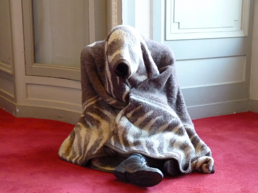 p1570661-maurizio-cattelan-sans-titregerard-82x66x97cm-1999-marnneque-en-plstique-vetements-chaussures