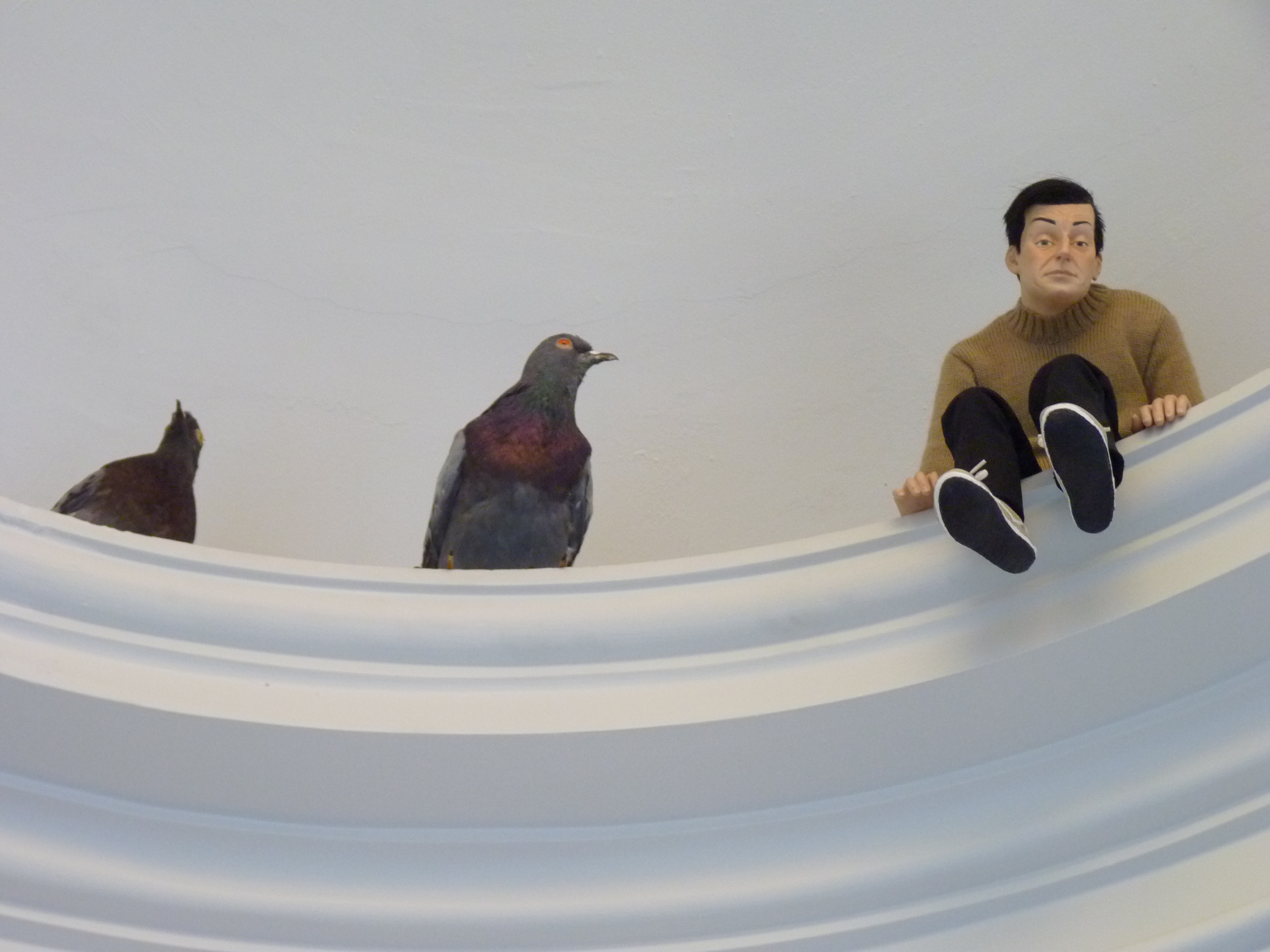 p1570675-maurizio-cattelan-others-2011-pigeons-mini-me-45x20x23cm-1999-resins-gomme-cheveux-syntetiques-peinture-vetements