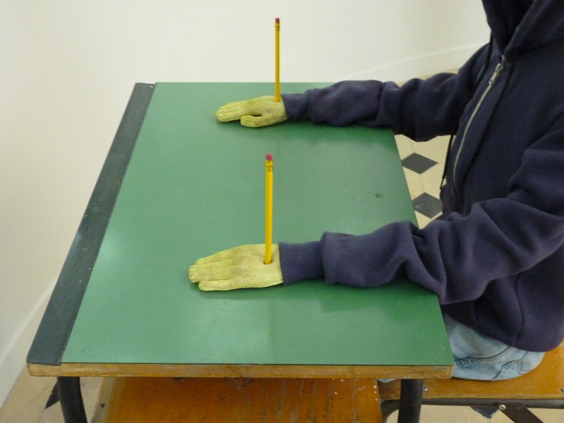 p1570735-maurizio-cattelan-charlie-don-t-surf-112x71x70cm-1997-mannequin-table-et-chaise-d-ecole-vetements-peinture-chaussures-crayons