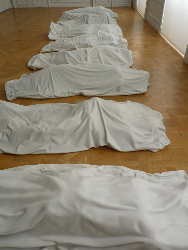 p1570700-maurizio-cattelan-all-2007-30x100x200cm-chacune-neuf-sculptures-en-marbre-de-carrare