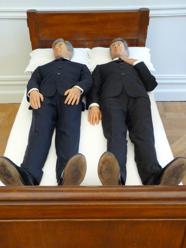 p1570707-maurizio-cattelan-sans-titre-140x45x60cm-2000-resine-cire-polyester-pigment-cheveux-naturels-vetements