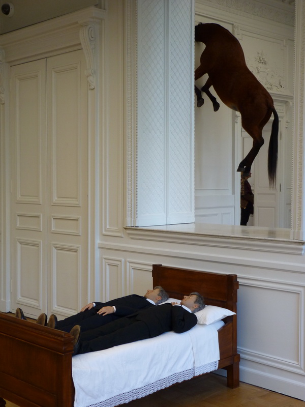 p1570708-3-maurizio-cattelan-sans-titre-140x45x60cm-2000-resine-cire-polyester-pigment-cheveux-naturels-vetements