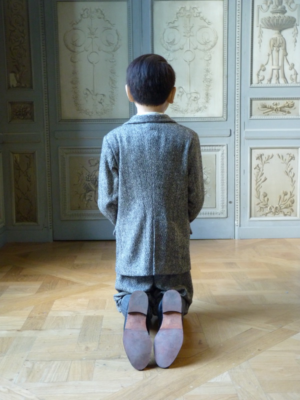 p1570713-2-maurizio-cattelan-him-101x41x53cm-2001-resine-polyester-cire-pigments-cheveux-humains-vetements