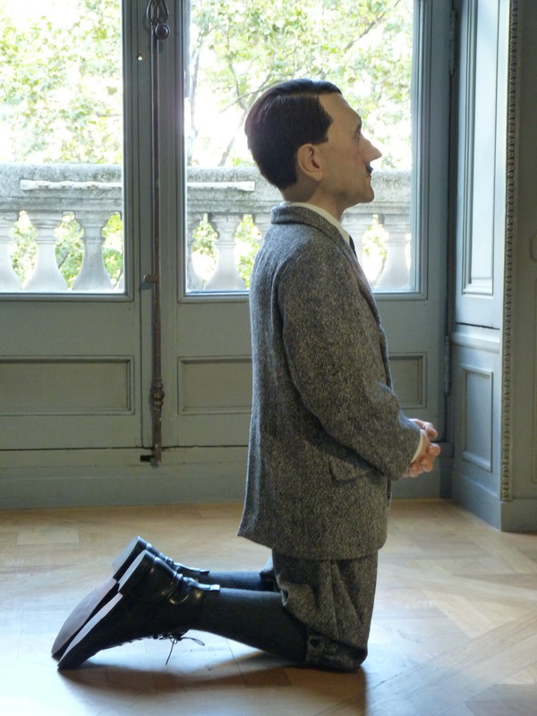 p1570714-maurizio-cattelan-him-101x41x53cm-2001-resine-polyester-cire-pigments-cheveux-humains-vetements