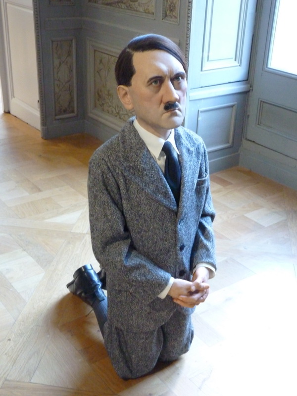 p1570717-maurizio-cattelan-him-101x41x53cm-2001-resine-polyester-cire-pigments-cheveux-humains-vetements