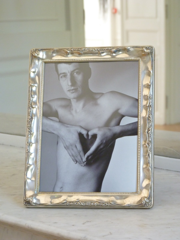 p1570636-2-maurizio-cattelan-lessico-familiare-19-7x15-2cm-1988-photographie-noir-et-blanc-cadre-en-argent