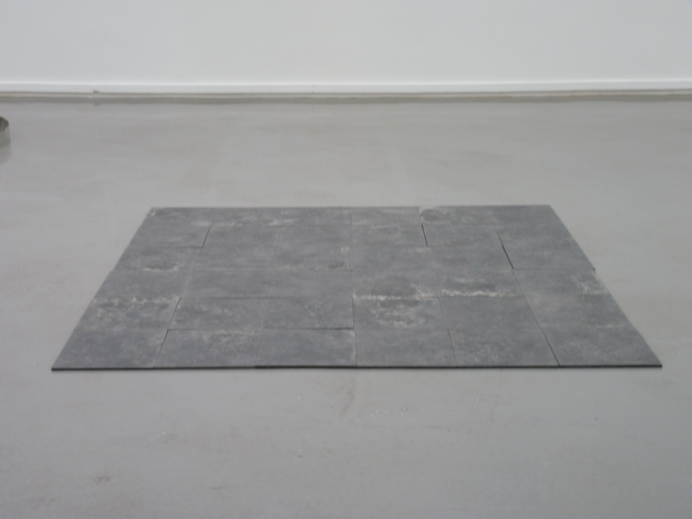 p1570618-carl-andre-8005-monchengadbach-square-1968-acier-lamine-a-chaud-36-element