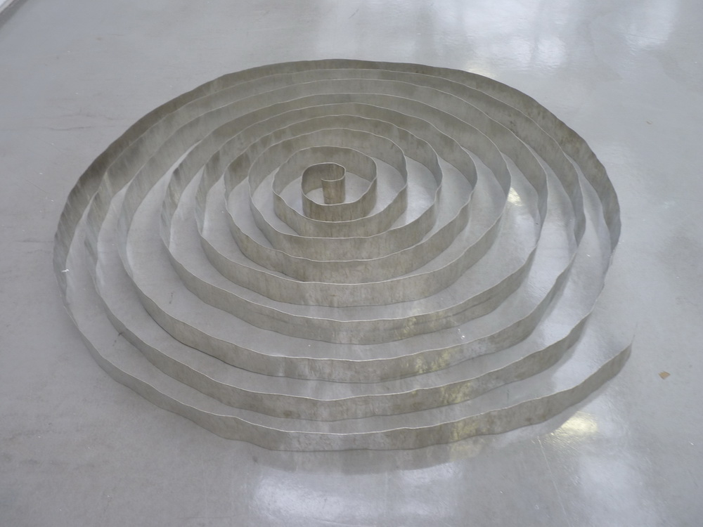 p1570616-carl-andre-magnesium-ribbon-anvers-1969-magnesium-1-bande-continu