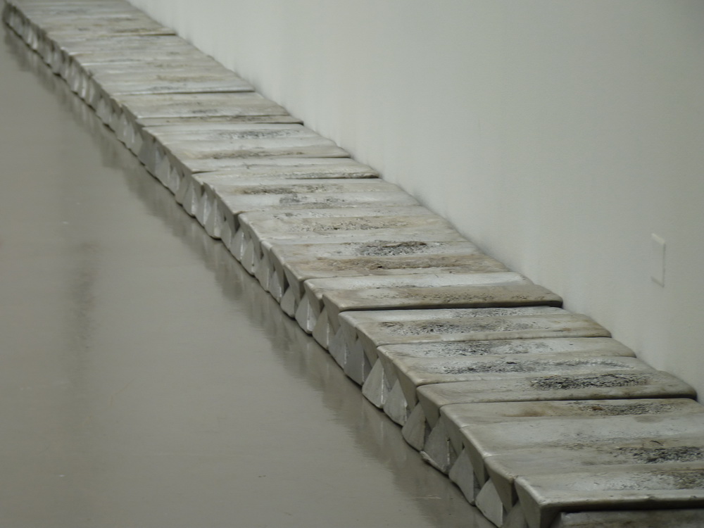 p1570623-carl-andre-altozano-n-y-2002-aluminium-101-element