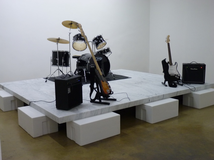057-rirkrit-tiravanija-untitled-2015-run-like-bell-installation