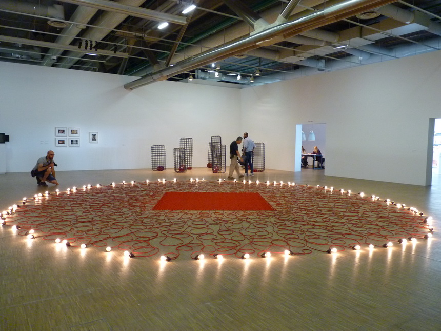 062-mona-hatoum-undercurrent-red-dimensions-variables-2008-fils-eletriques-recouverts-de-tissu-ampoules