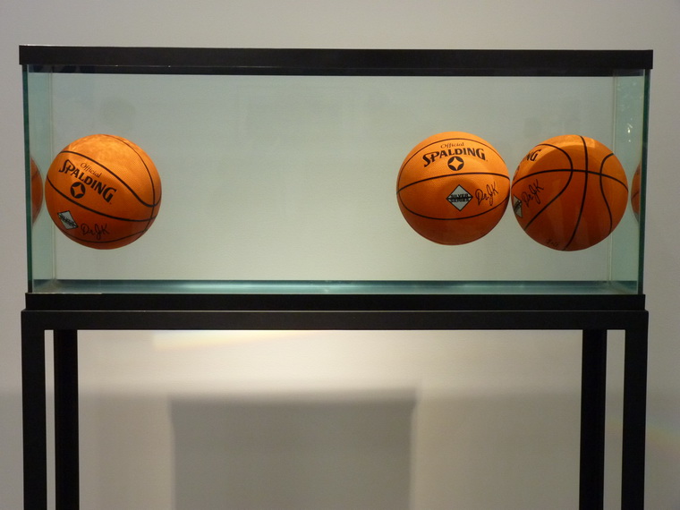 jeff-koons-aquqrium-avec-trois-ballon-en-parfait-equilibre-serie-spaiding-dr-j-silver-1985