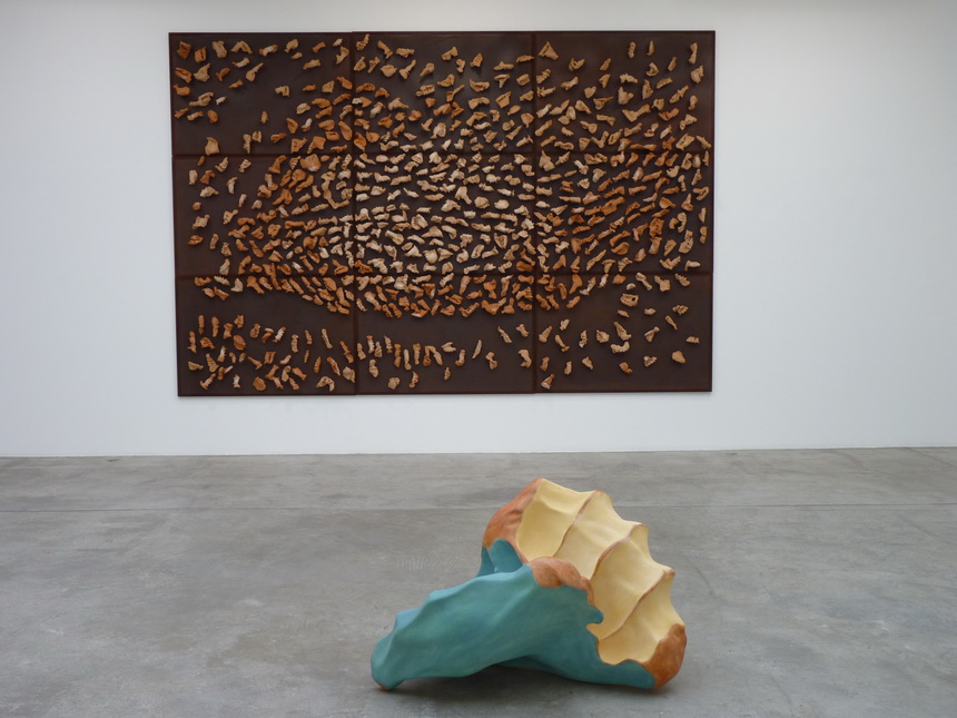 p1560219-giuseppe-penone-%e5%89%8d-envelopper-la-terre-la-couleur-des-mains-83x120x70cm-2014%e5%be%8c-terre-300x450x15cm-2015