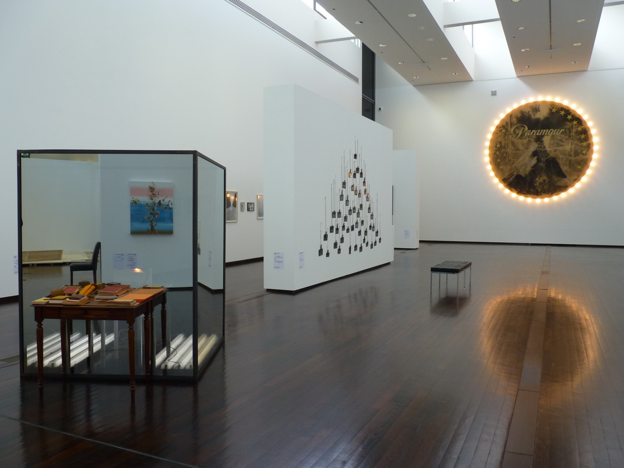 120 左- Laura Lamier ne1943 qui parle ainsi se disant moi 2013 installation