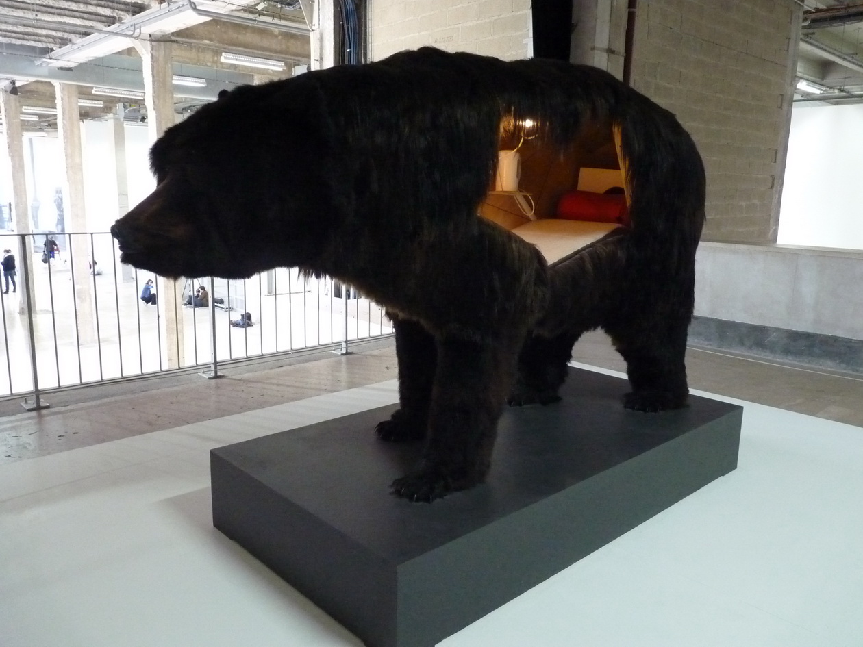 P1610404-2 Abrahan Poincheval ours 2014 peau d ours bois plastique mousse polyurethane accessoires