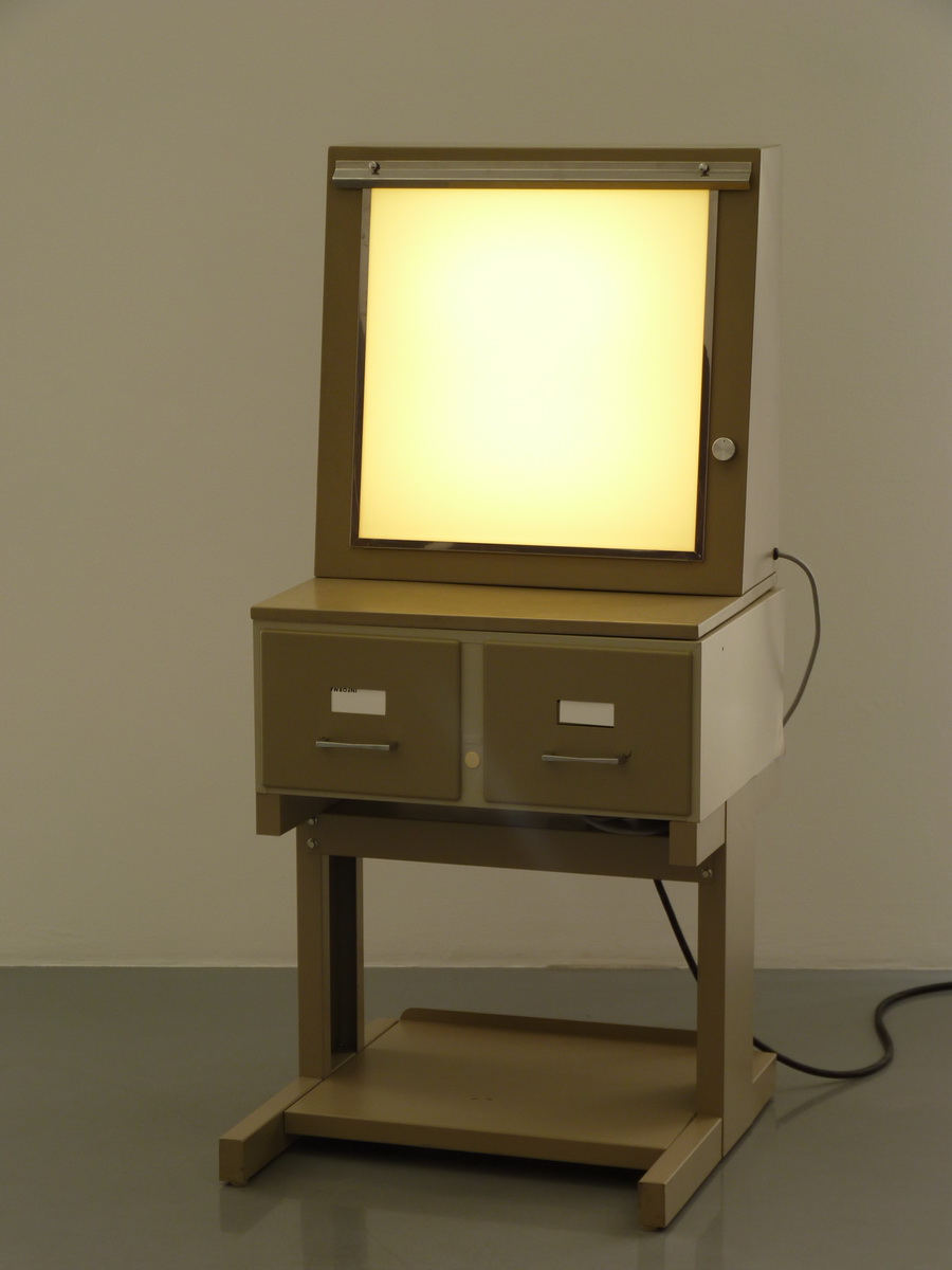 P1610169 Information Fiction Publicite l ektascope 123x56x55cm 1987 acier emaulle methacrylate neno