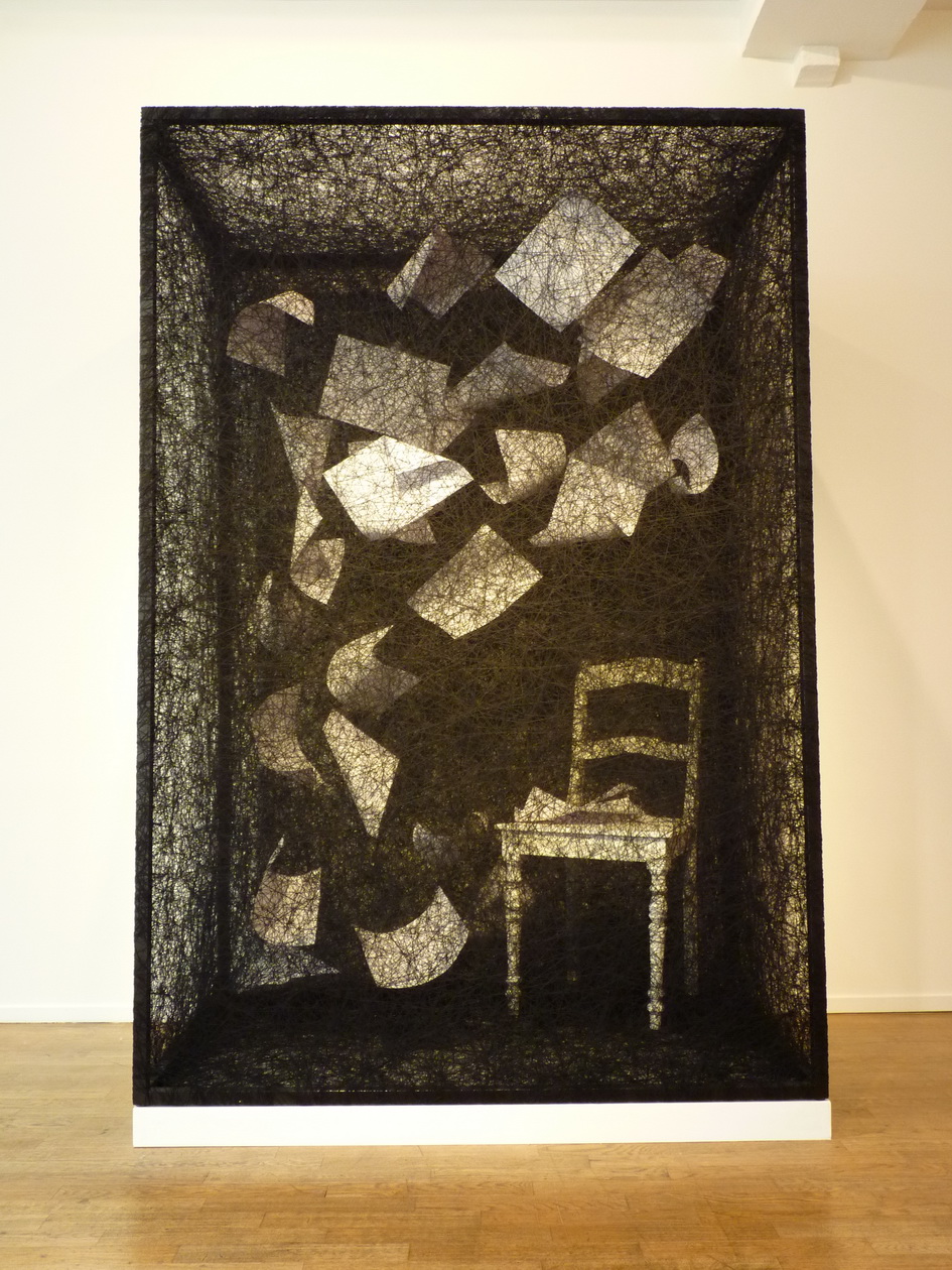 P1620766 Chiharu Shita ne1972 state of being - chair and paper 2016 220x150x90cm cadre en metal .fil noir.chaise et papier