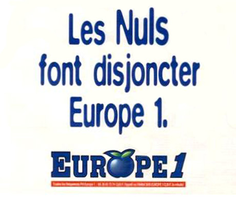Les Nuls sur Europoe 1 (Crédits : <a target ='_blank' href='http://letransistor.unblog.fr/2011/06/26/26-juin-1995-le-point-a-chaud-sur-lactualite-des-nuls-dans-le-zouzouk/'>Le transistor</a>) Les Nuls sur Europoe 1 (Crédits : <a target ='_blank' href='http://letransistor.unblog.fr/2011/06/26/26-juin-1995-le-point-a-chaud-sur-lactualite-des-nuls-dans-le-zouzouk/'>Le transistor</a>)