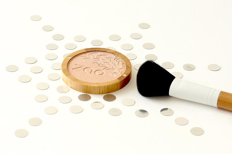 https://s3.eu-west-3.amazonaws.com/zaomakeup.com/assets/shine-up-powder_748_497-72883.jpg