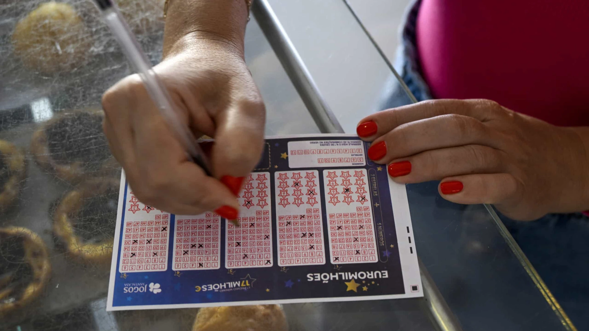Prémios do Euromilhões brilham em Portugal, mas jackpot continua por descobrir