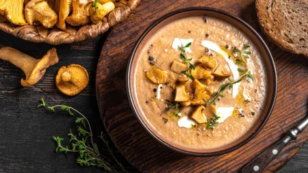 Almoço rápido e saudável: descubra a sopa de cogumelos do Jamie Oliver