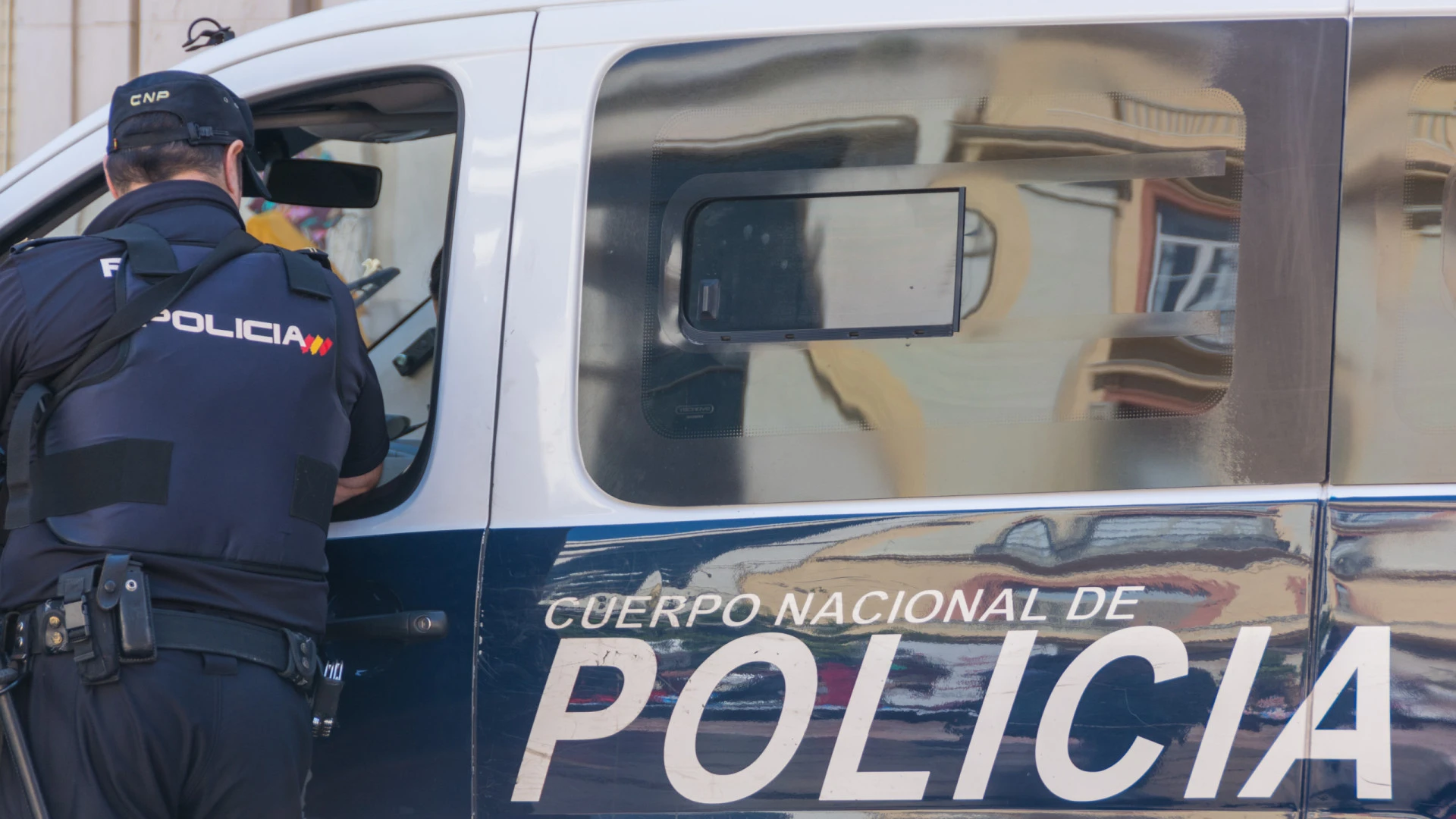Descoberta macabra em Tenerife: corpos de dois jovens encontrados em apartamento
