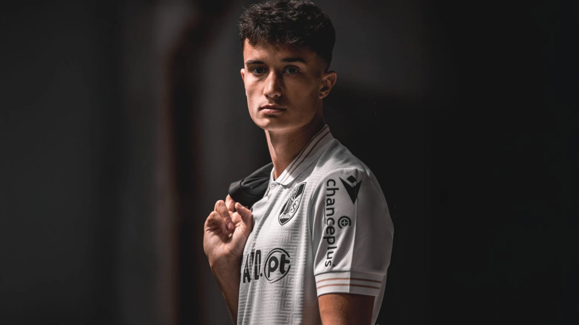 Vitória SC dá início ao mercado com a contratação de Matija Mitrovic